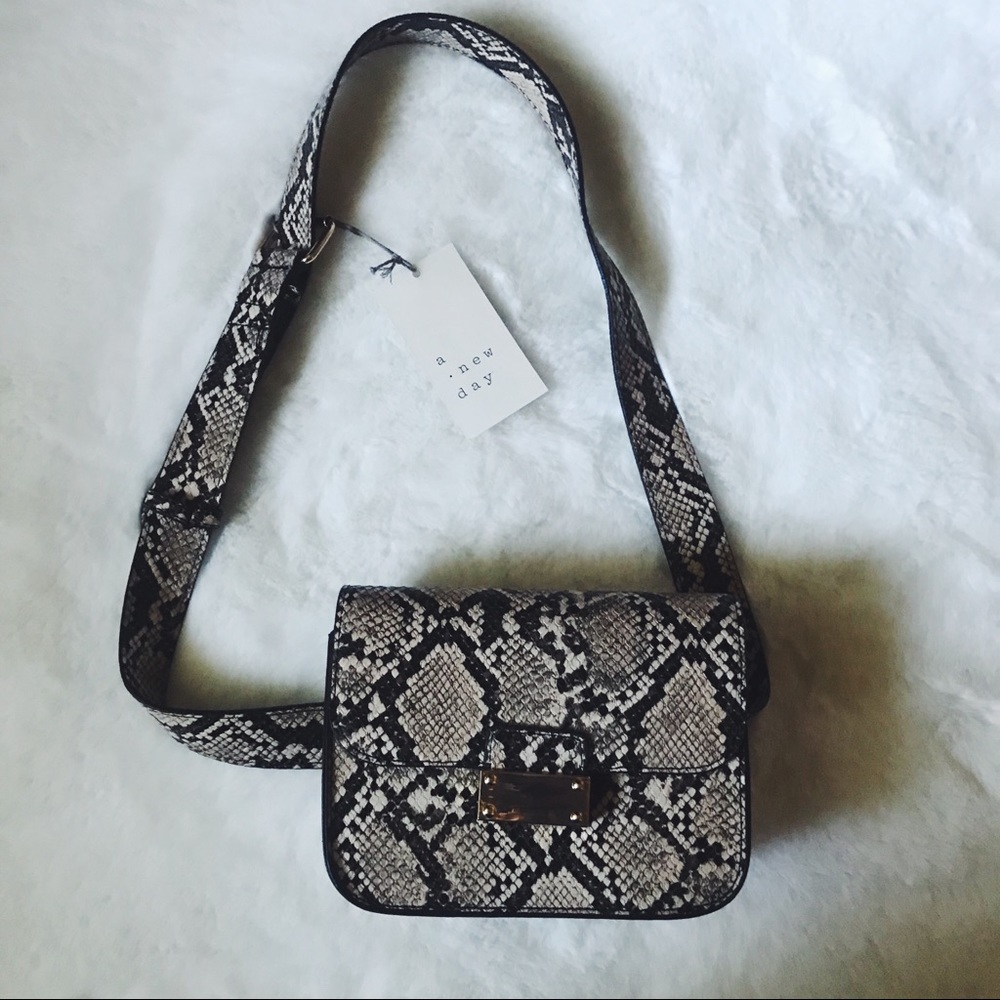 🆕 | 🖤 Snakeskin Fanny Pack
